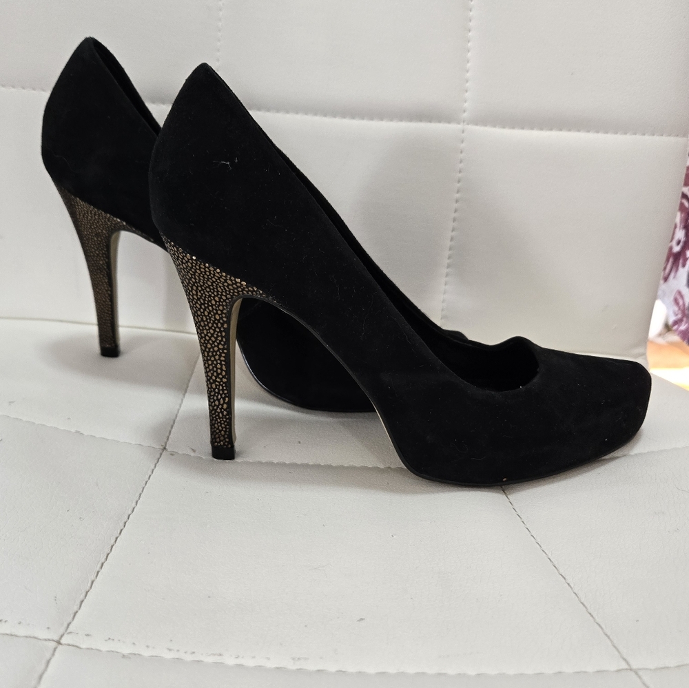 Elegant Black Heels with Gold Detail